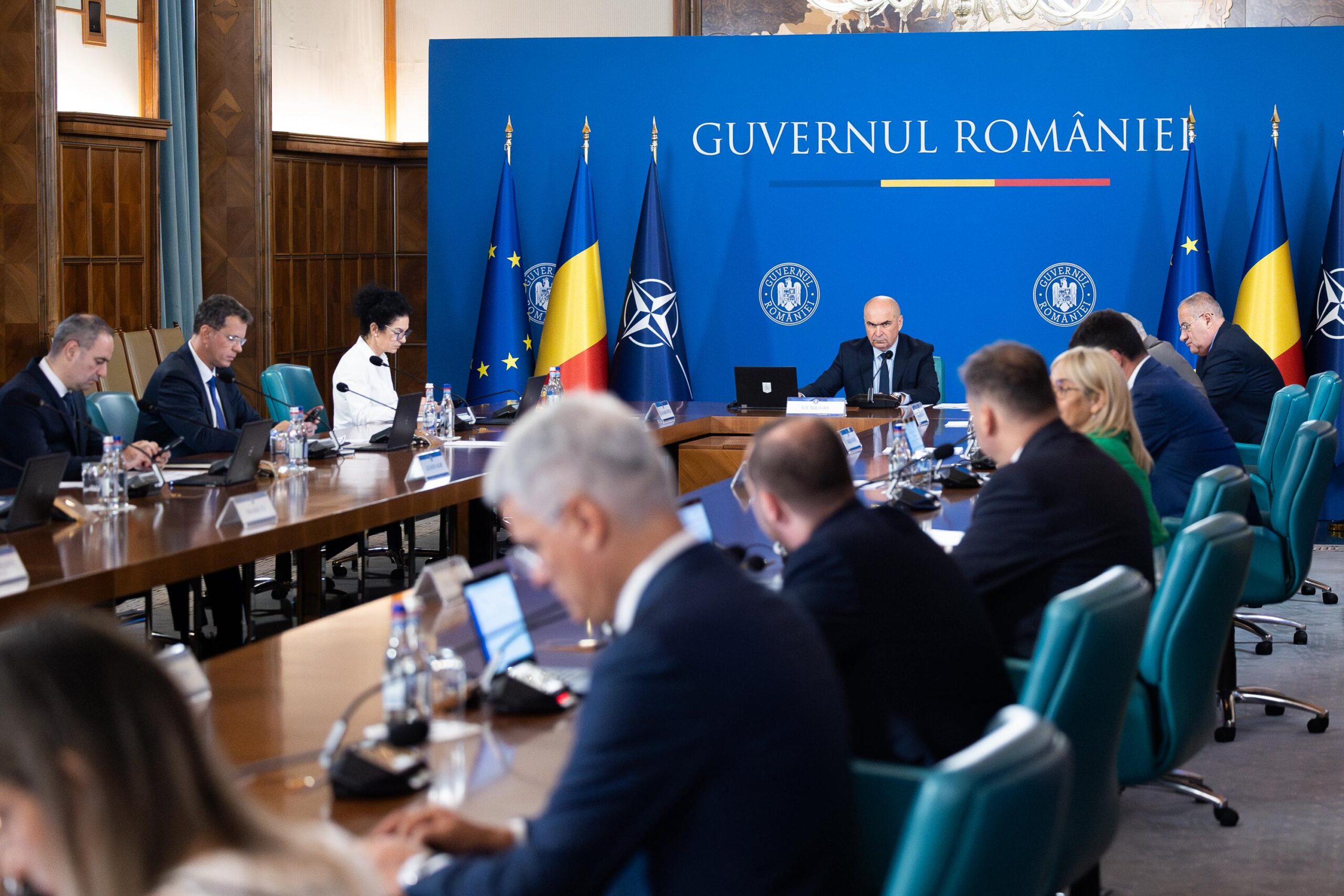Guvernul Bolojan taie din privilegii: cum arată ordonanța de urgență care blochează transferurile și cumulul pensie-salariu