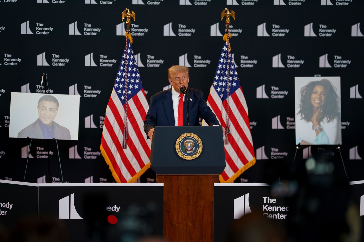 Donald Trump: „Am pus capăt politicii woke” la Kennedy Center. Sylvester Stallone și Gloria Gaynor, premiați la Washington