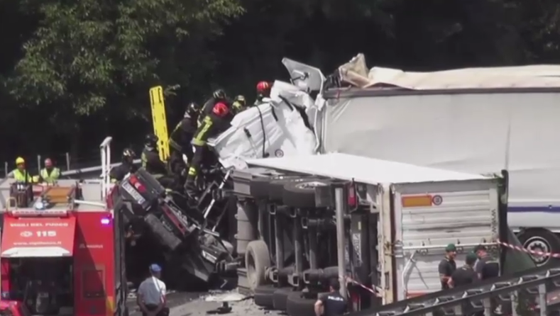 Accident grav pe o autostradă din Italia. Trei oameni au murit, 18 au fost răniți