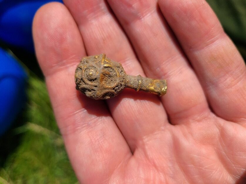 Artefact medieval rar, vechi de peste 1.000 de ani, descoperit în Marea Britanie. A fost găsit de o studentă la prima sa săpătură