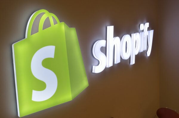 Eliminarea scutirii „de minimis” loveşte comerţul online global şi ridică preţurile pentru consumatori