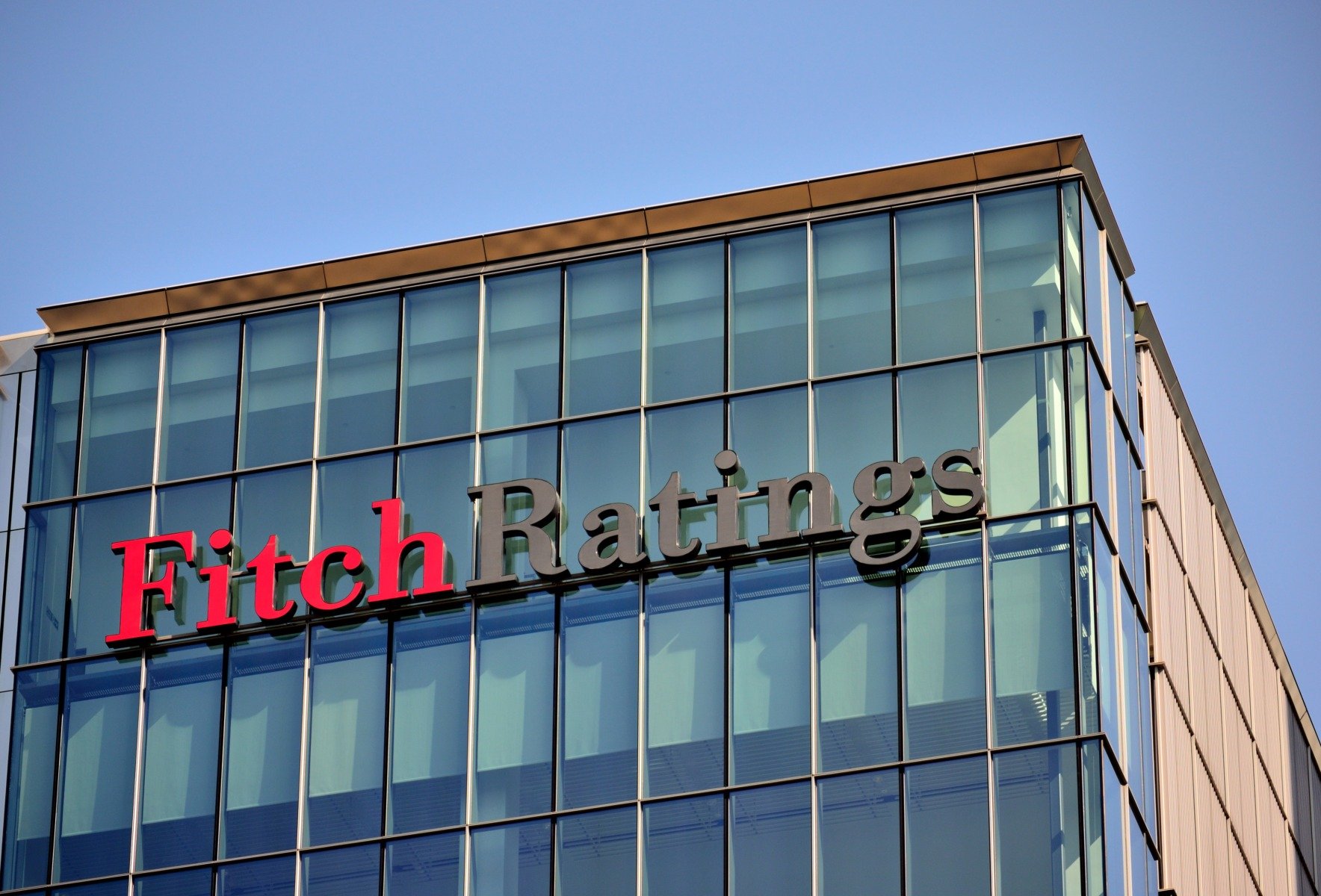 BREAKING Fitch a menținut ratingul României, dar avertizează asupra deficitului foarte ridicat și a riscurilor mari pentru consolidarea fiscală, precum și asupra riscurilor politice