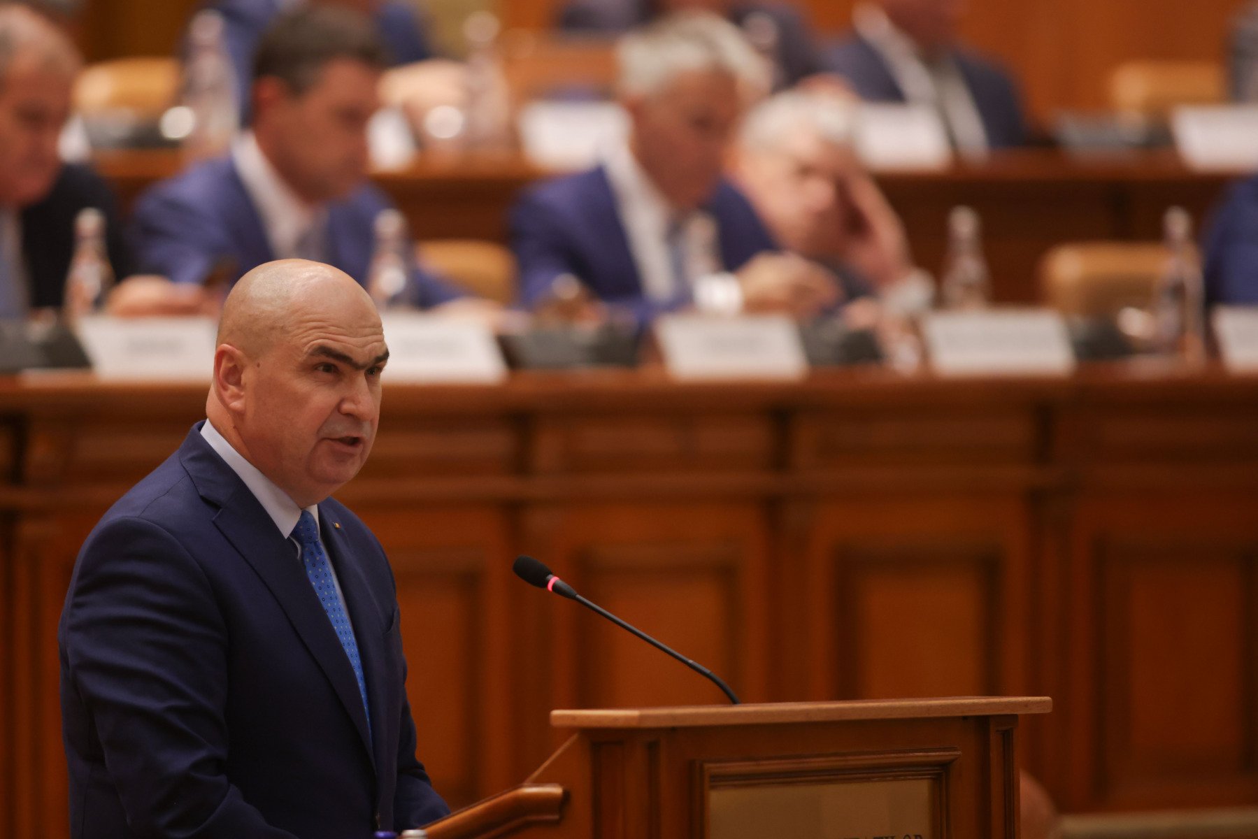 Parlamentul dezbate și votează duminică cele patru moțiuni de cenzură depuse de AUR împotriva guvernului Bolojan /  Care sunt riscurile căderii Guvernului?