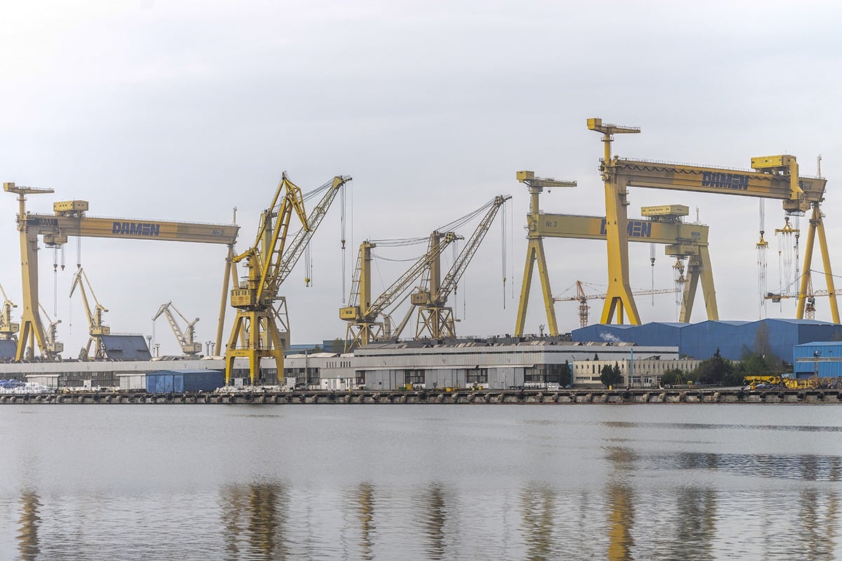 Angajaţii Şantierului Naval Damen Mangalia protestează în faţa Ministerului Economiei / Ei acuză lipsa unei strategii şi a unui plan concret şi coerent de redresare a şantierului