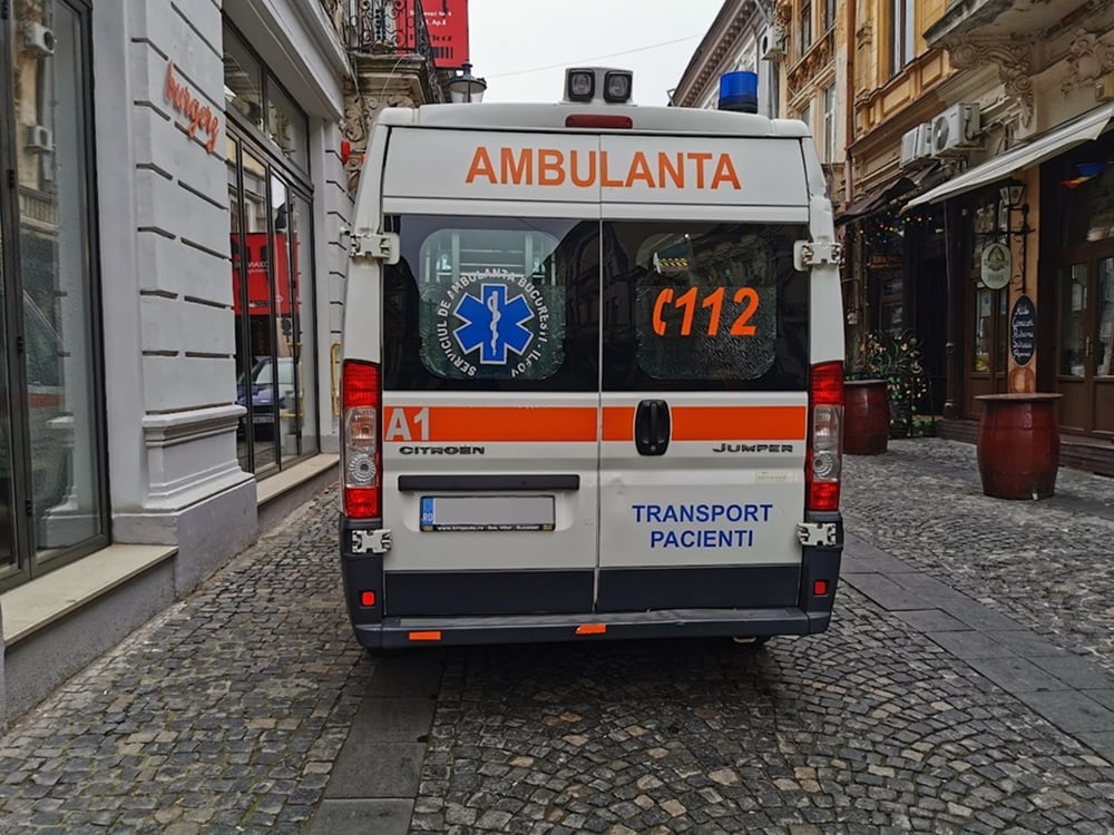 Nouă persoane rănite, după ce un autoturism a intrat într-o terasă, la Piatra-Olt