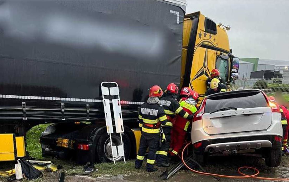 Accident grav în Suceava. O femeie a murit şi trei tinere sunt rănite, după ce o mașină a intrat sub un TIR