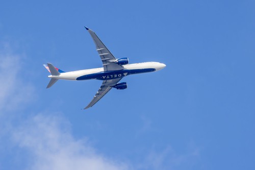 Zbor transformat în coşmar, după ce pilotul s-a îmbolnăvit: Pasagerii au fost nevoiţi să petreacă mai mult de 24 de ore în avion