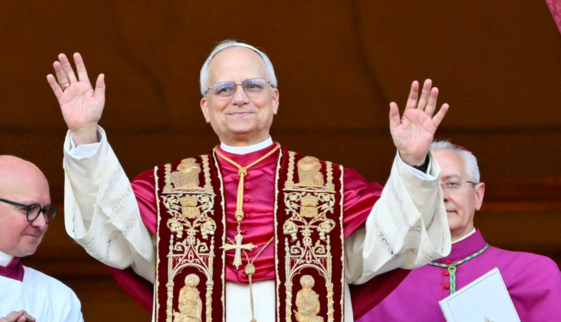 Papa Leon împlinește astăzi 70 de ani. Suveranul Pontif a primit un tort de Ciocolată de la Portillo’s din Chicago