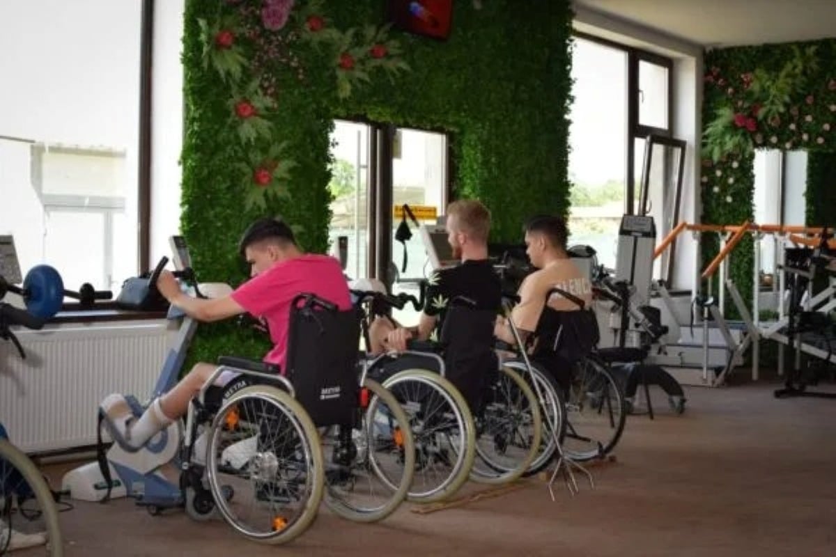 Din nou pe picioare după un accident vascular cerebral, cu recuperare medicală intensivă realizată în România, ca în Occident
