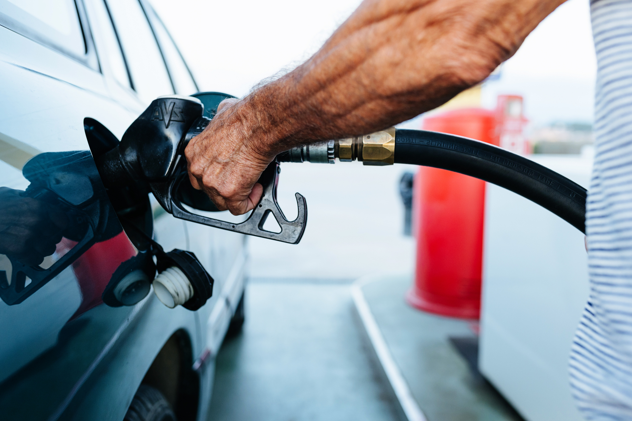 Românii plătesc pe carburanți mai mult decât șoferii din Polonia și Spania. Cât a ajuns să coste astăzi „plinul” la mașină