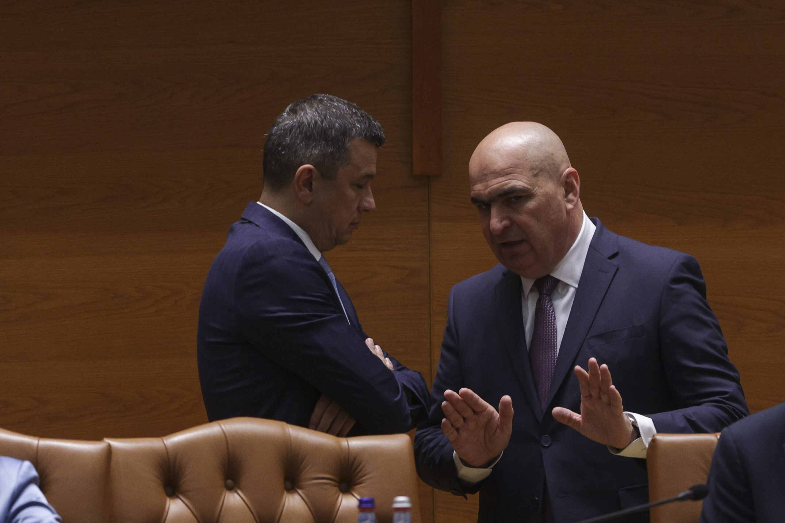 Ședință în format restrâns a Coaliției, cu demisia premierului pe masă. Surse: PSD vrea prelungirea plafonării la alimente până în 2026