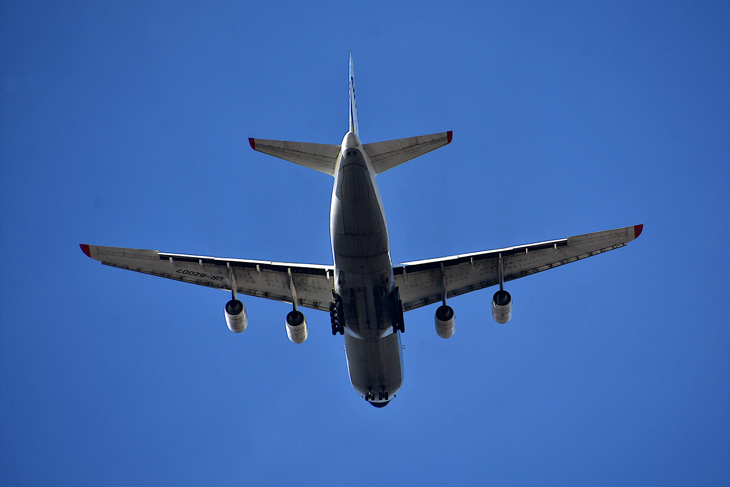 Șapte oameni s-au luat la bătaie într-un avion, înainte de aterizarea pe Otopeni. De la ce a pornit scandalul
