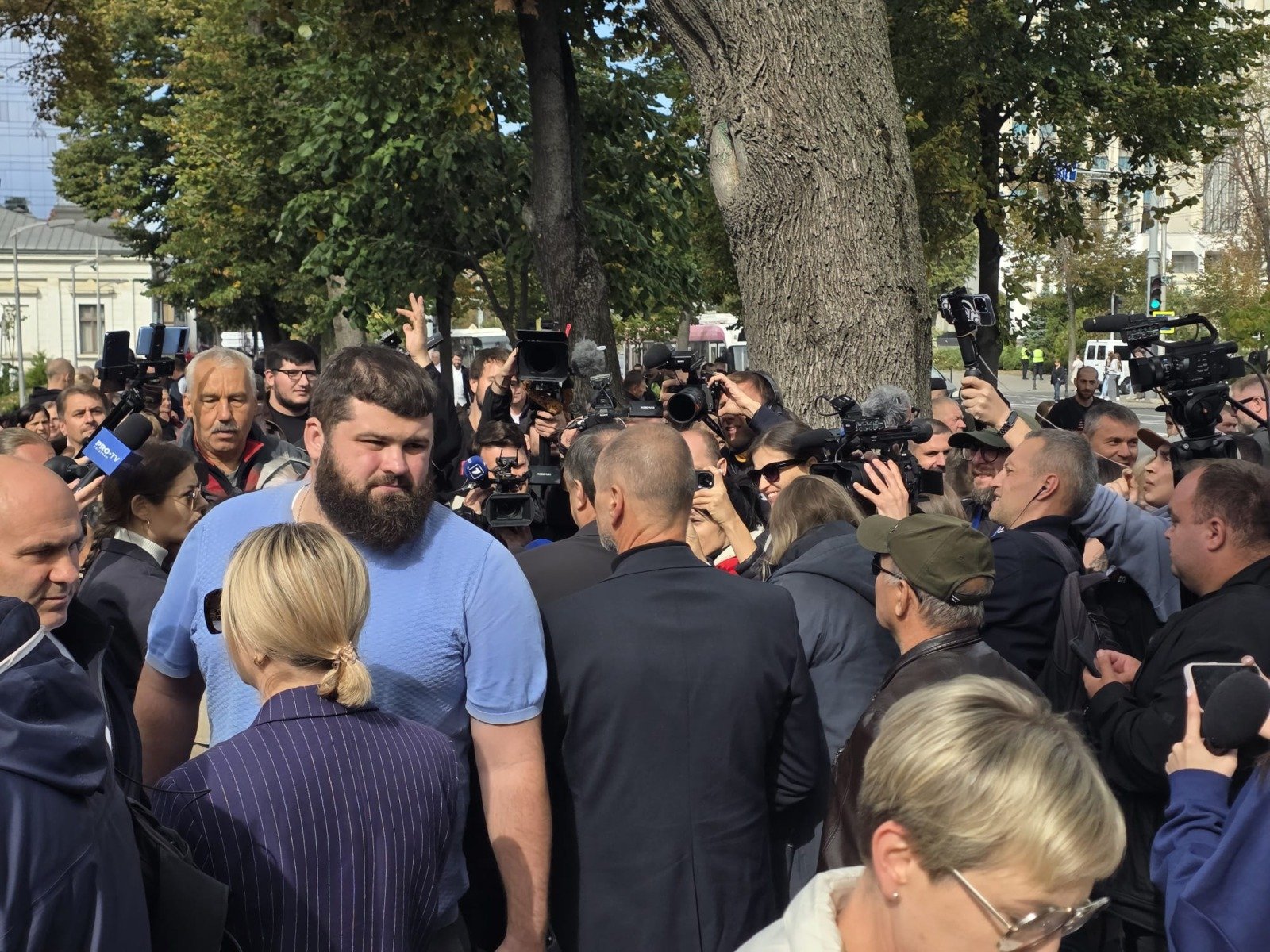Peste 300 de persoane protestează în fața Parlamentului, la apelul pro-rusului Igor Dodon, care acuză fraudarea alegerilor din Moldova