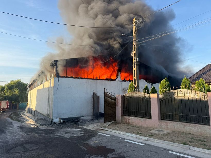 Incendiu în județul Galați: arde o hală din Șendreni, unde erau depozitate uleiuri și peleți