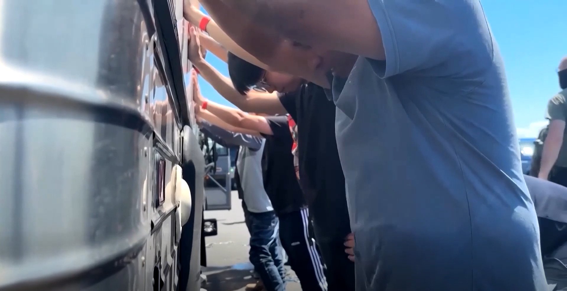 Coreea de Sud își repatriază cei 300 de muncitori de la fabrica Hyundai reținuți și încătușați, în timp ce SUA promit mai multe razii la angajatori
