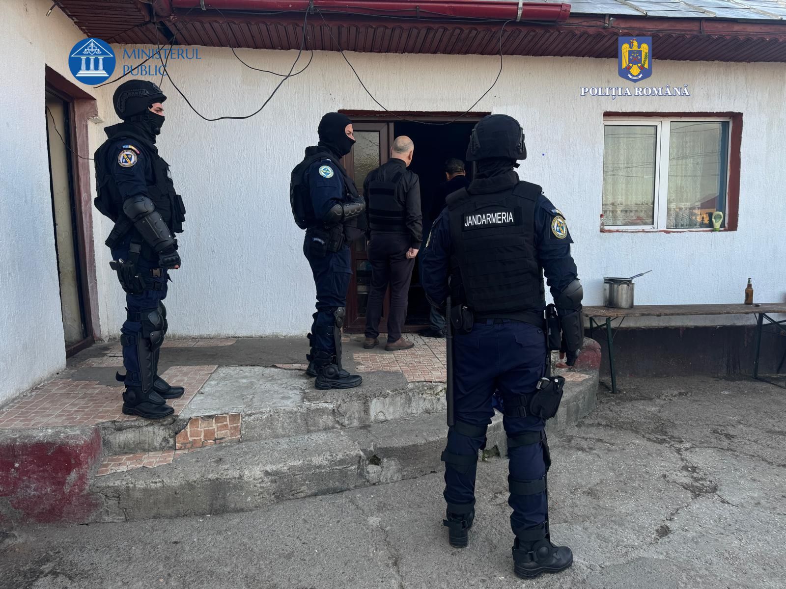 Pistol letal şi 23 de cartuşe, găsite la o percheziţie în Bucureşti / Arma şi muniţia erau ascunse în lada patului / La adresă locuieşte un bărbat care a făcut închisoare pentru tentativă de omor
