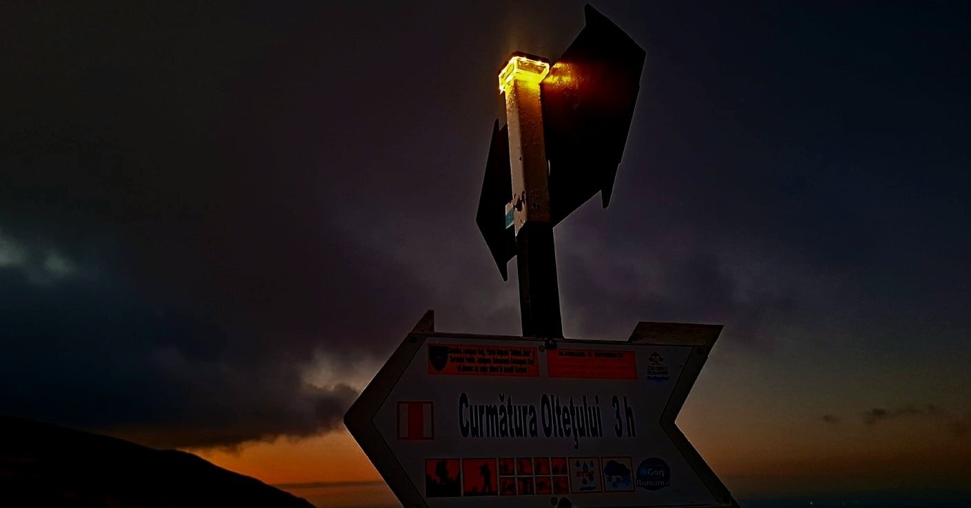 Proiect-pilot realizat de salvamontiştii gorjeni pentru sporirea vizibilitatii stâlpilor de marcaj / Au fost amplasate elemente de iluminare fotovoltaice, reflectorizante şi fluorescente / Salvamont România ia în calcul extinderea proiectului