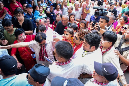 O fetiță de 2 ani a fost aleasă zeiță vie, în Nepal. Ce semnificație are tradiția controversată